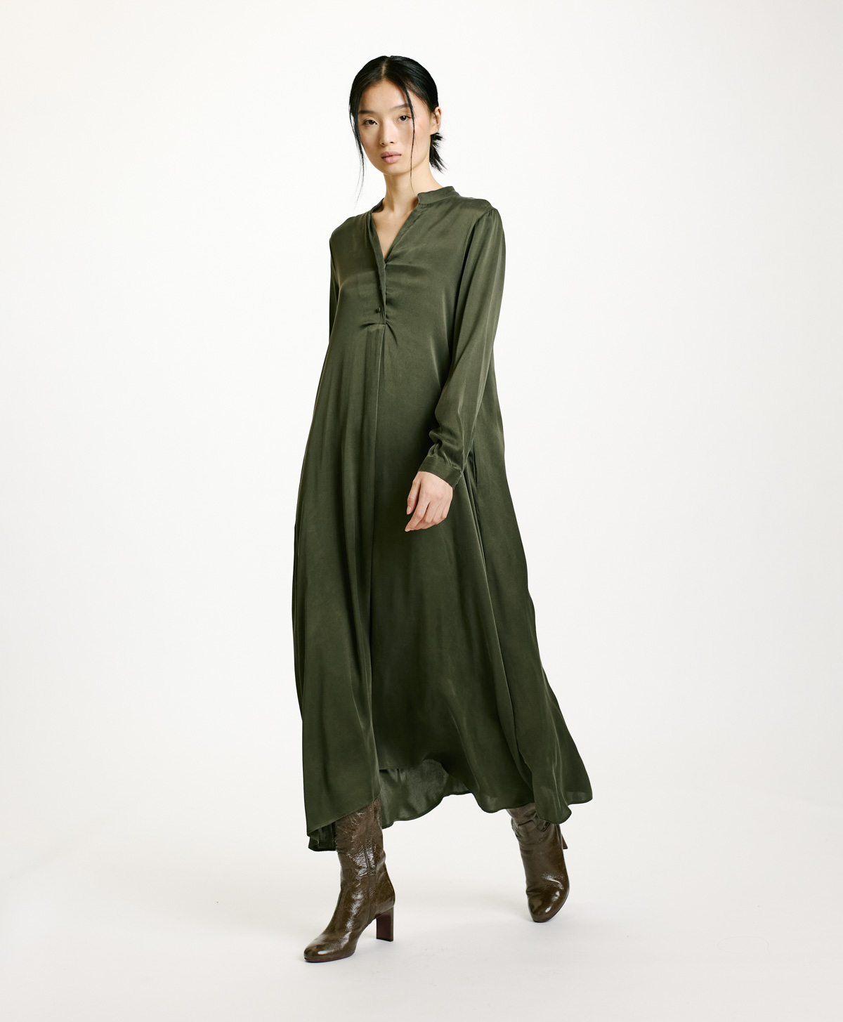 ATENA DRESS IN SOLID COLOUR SANDWASHED SILK - BAMBOO - Momonì