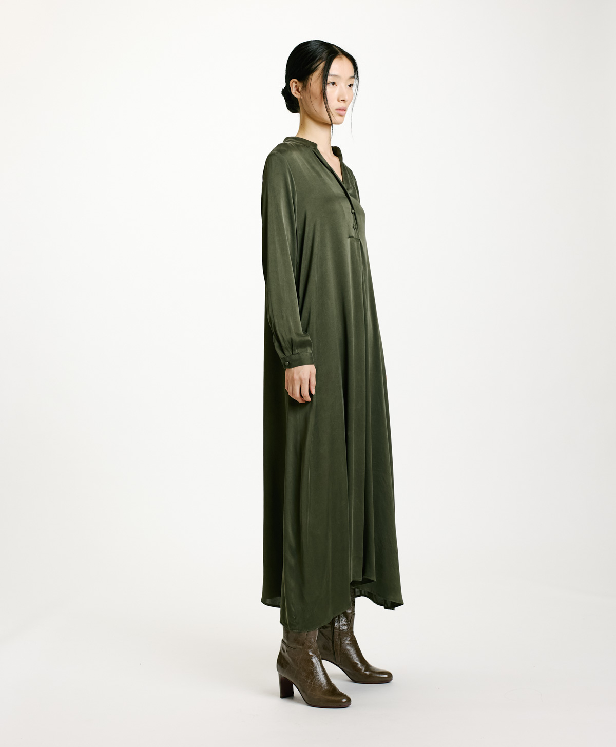 ATENA DRESS IN SOLID COLOUR SANDWASHED SILK - BAMBOO - Momonì