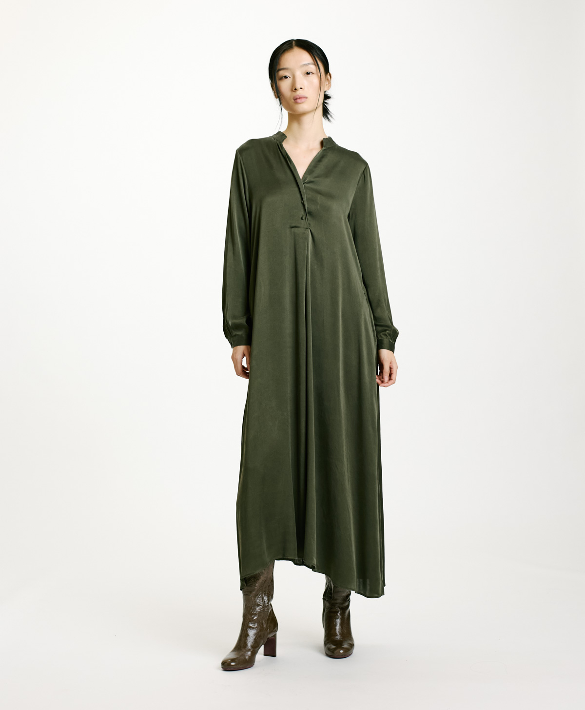 ATENA DRESS IN SOLID COLOUR SANDWASHED SILK - BAMBOO - Momonì