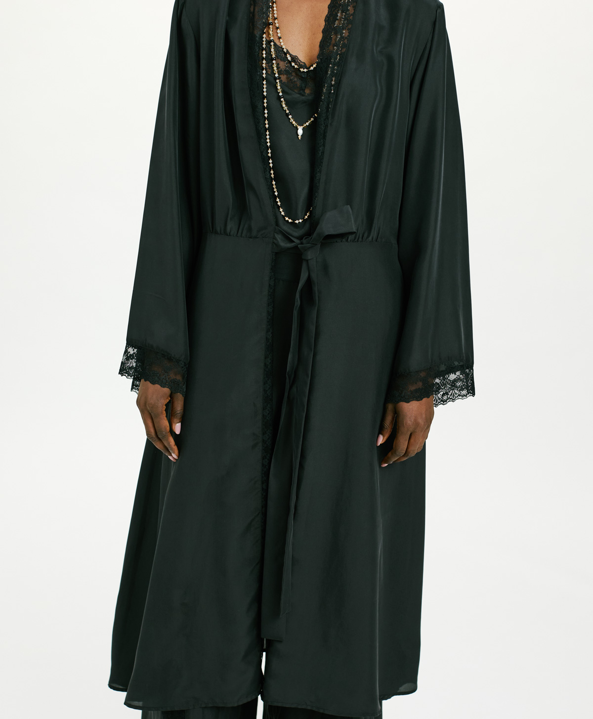 URUGUAY COAT IN HABUTAI WITH VALENCIENNES - BLACK - Momonì
