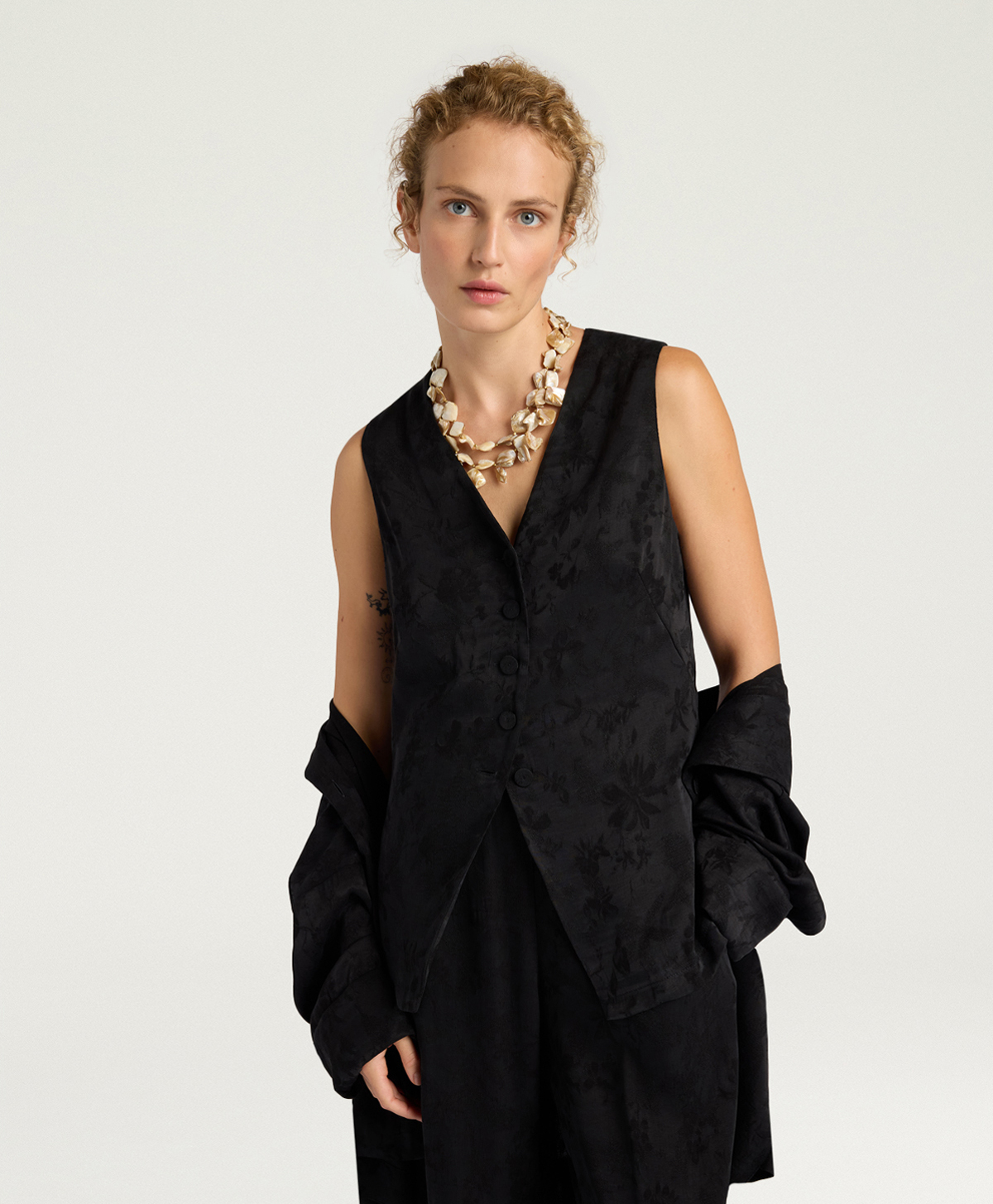 CHALECO COURTFIELD DE CUPRO JACQUARD - NEGRO - Clothing - Momonì