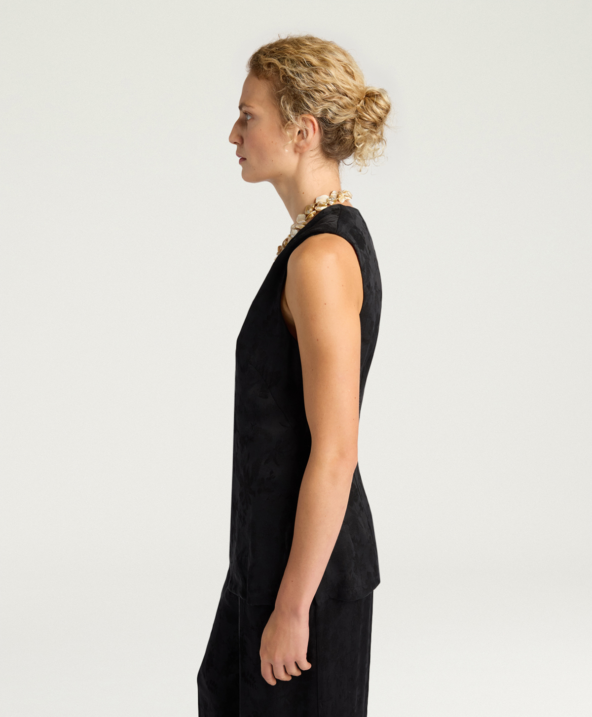 GILET COURTFIELD IN CUPRO JAQUARD - NERO - Momonì