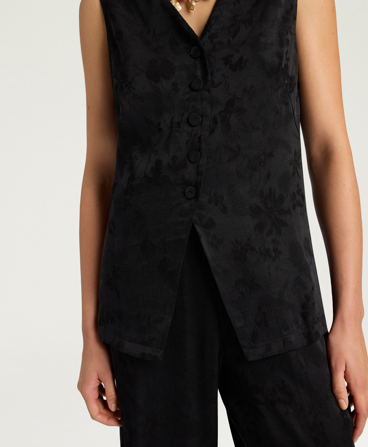 GILET COURTFIELD IN CUPRO JAQUARD - NERO - Momonì