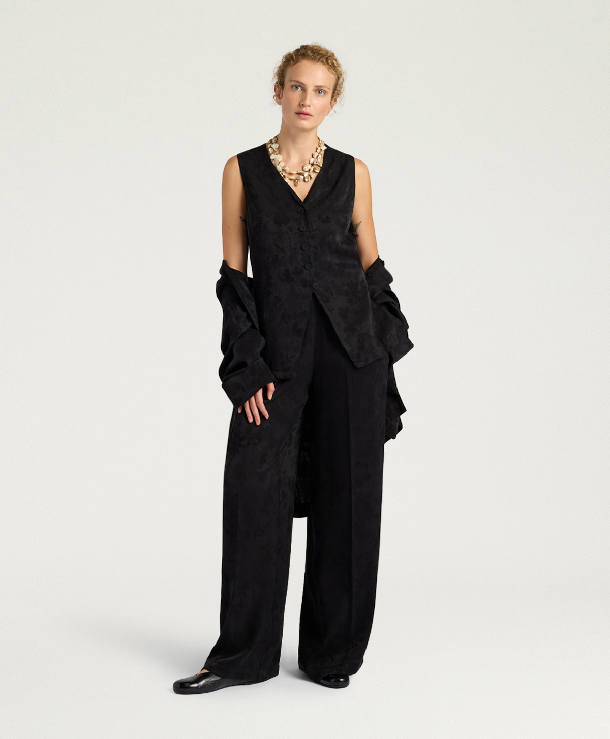 GILET COURTFIELD IN CUPRO JAQUARD - NERO - Momonì