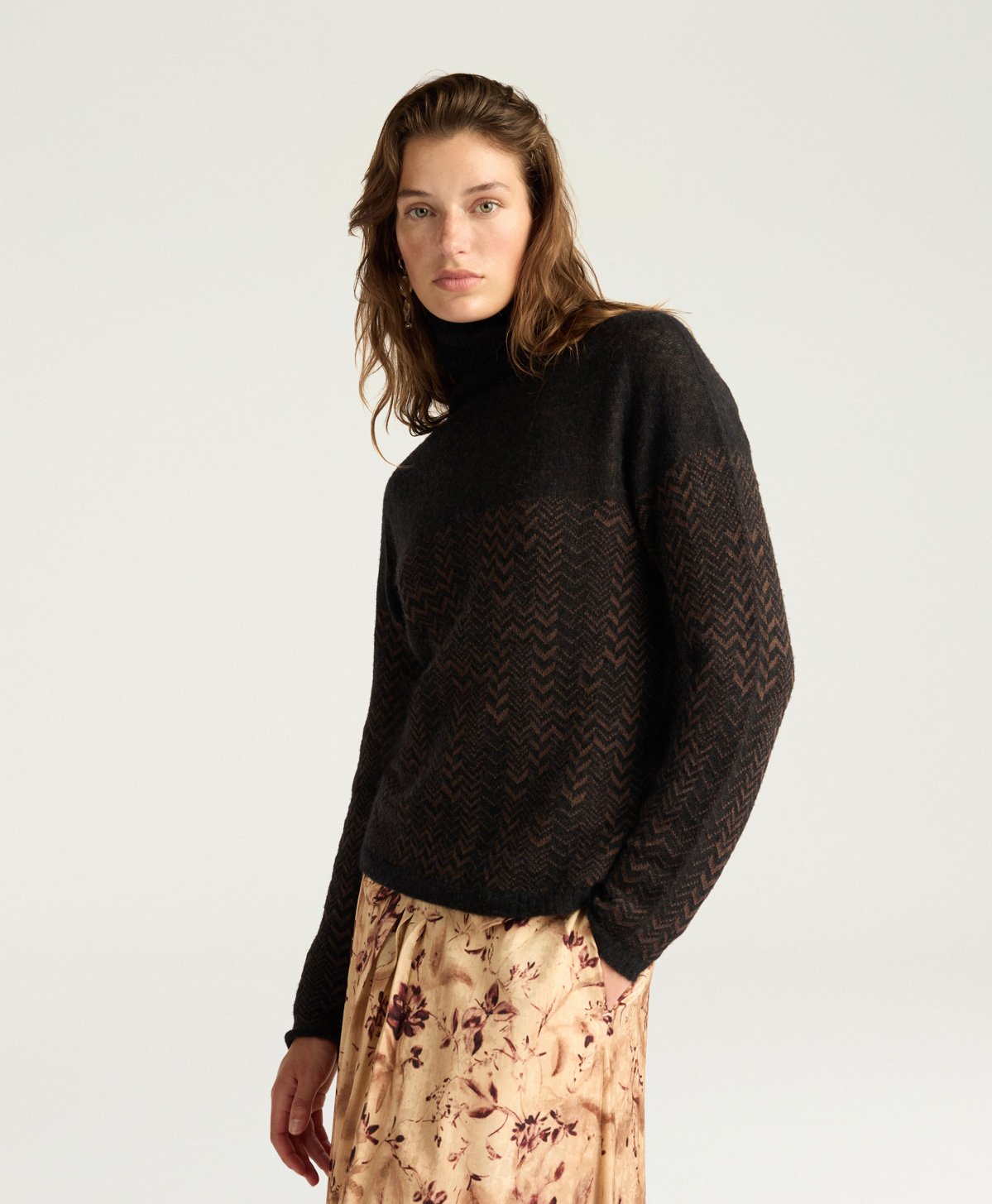MAGLIA TWAIN IN JAQUARD - MARRONE/NERO - Momonì