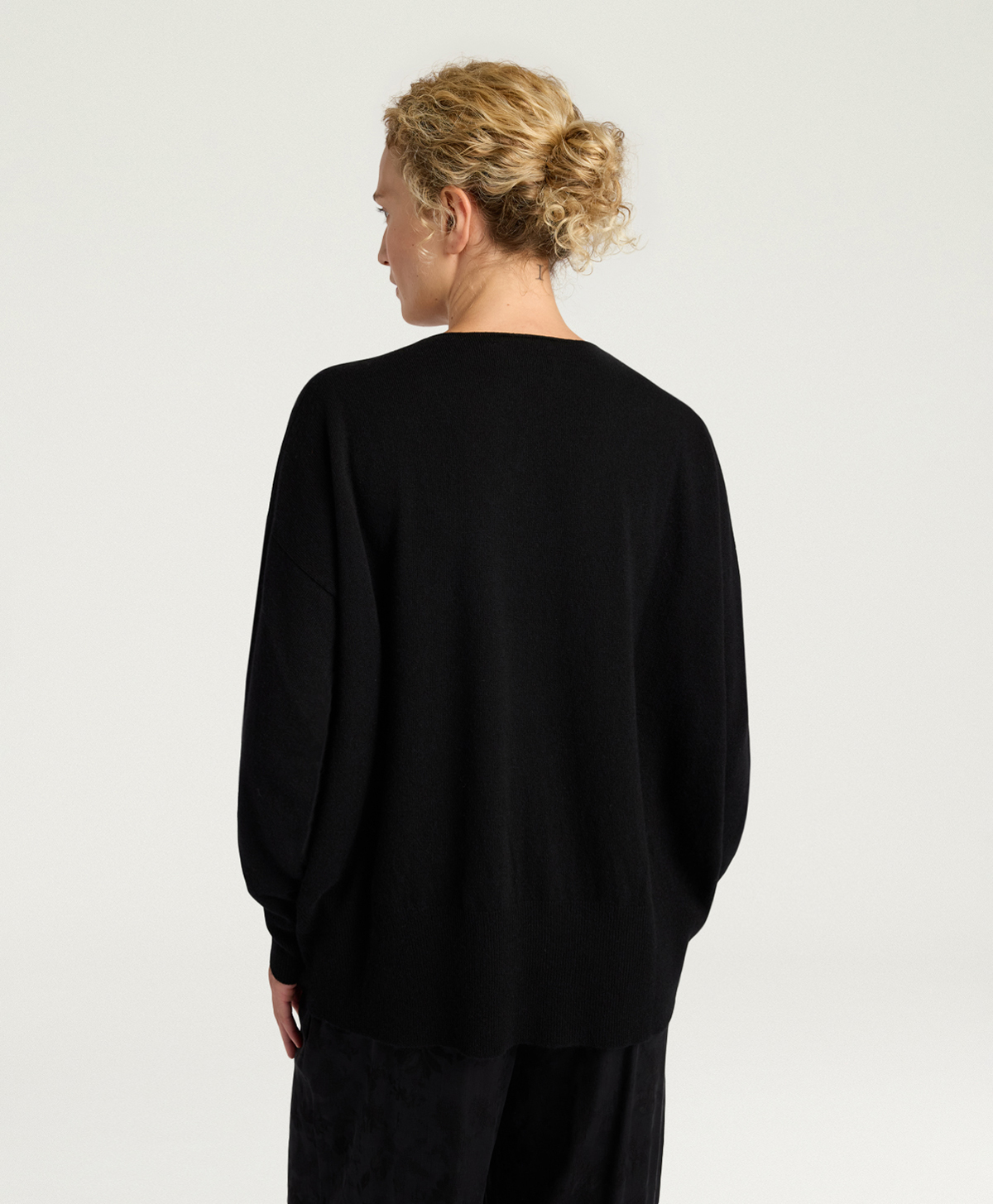 MAGLIA FREESIA IN LANA MISTO CACHEMIRE - NERO - Momonì