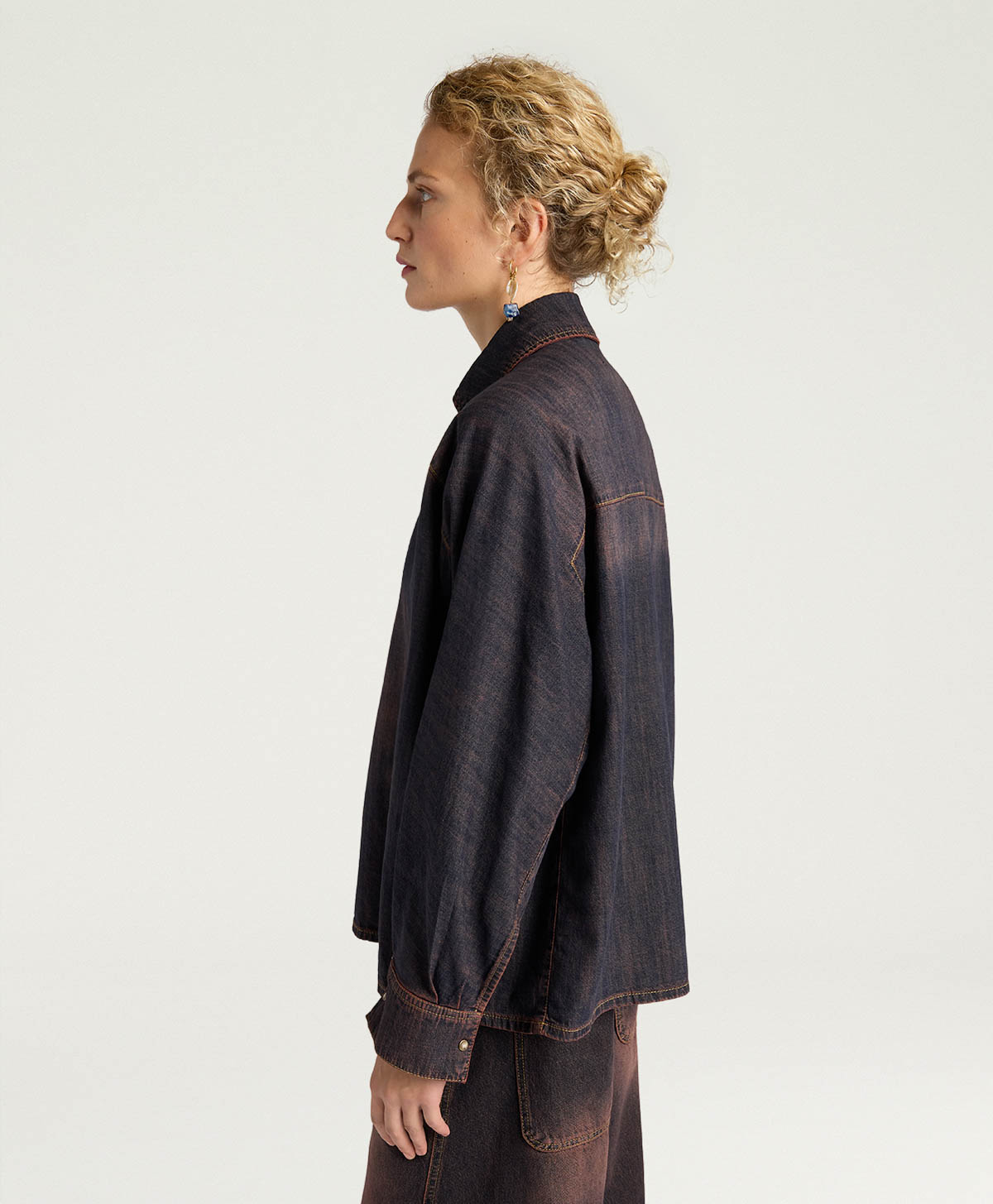 CHEMISIER SAMUEL EN DENIM STONEWASH SURTEINT 6 OZ - WINE RED - Momonì