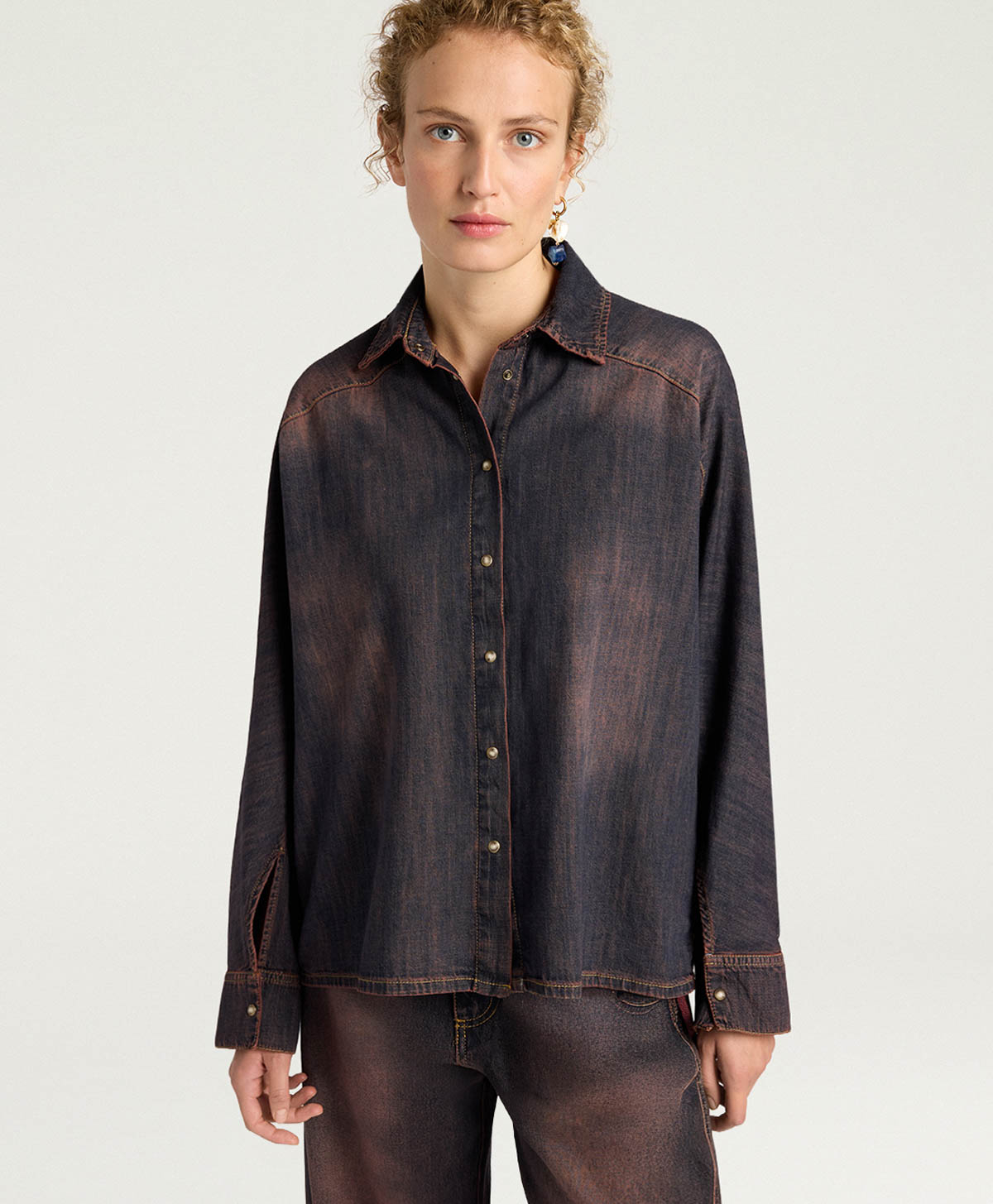 CHEMISIER SAMUEL EN DENIM STONEWASH SURTEINT 6 OZ - WINE RED - Momonì