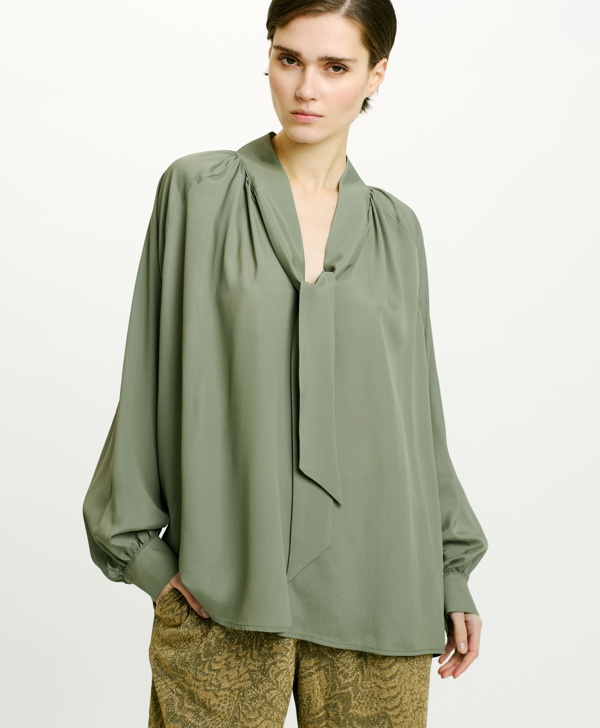 BLOUSE TABATINGA EN GEORGETTE DE VISCOSE - VERT SAGE - Momonì