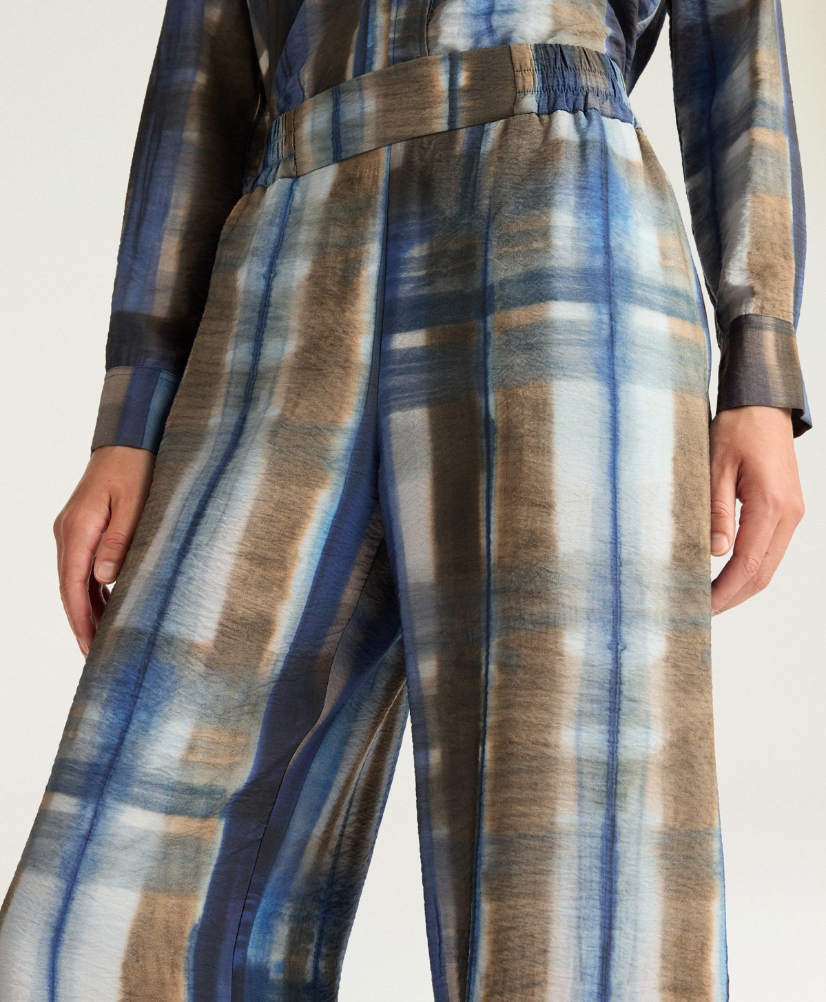 DAIKI PANTS IN PRINTED FLUID VISCOSE - BLUE MULTICOLOR - Momonì