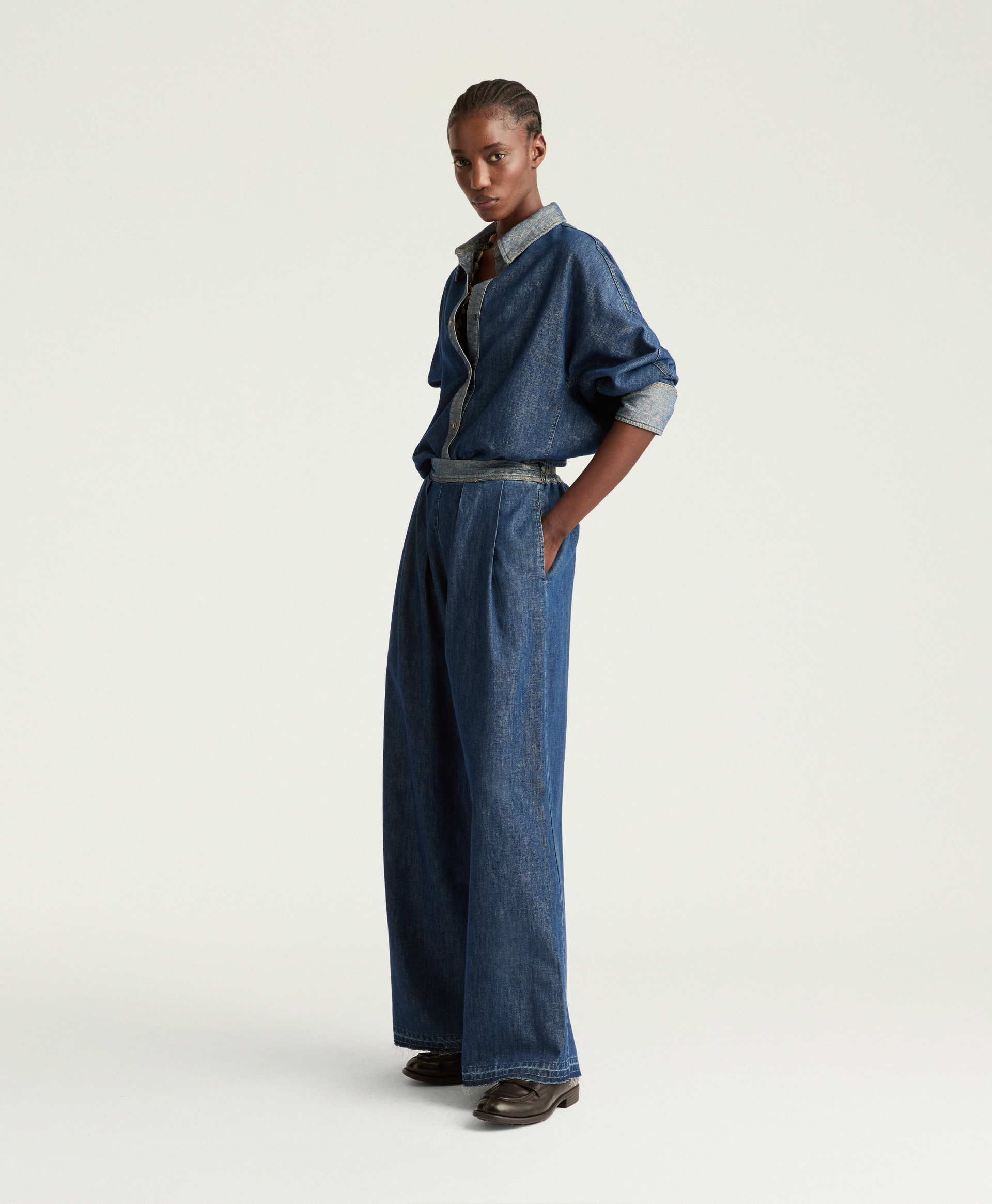 ASPEN PANTS IN LAMINATED DENIM CHAMBRAY - BLUE/GOLD - Momonì