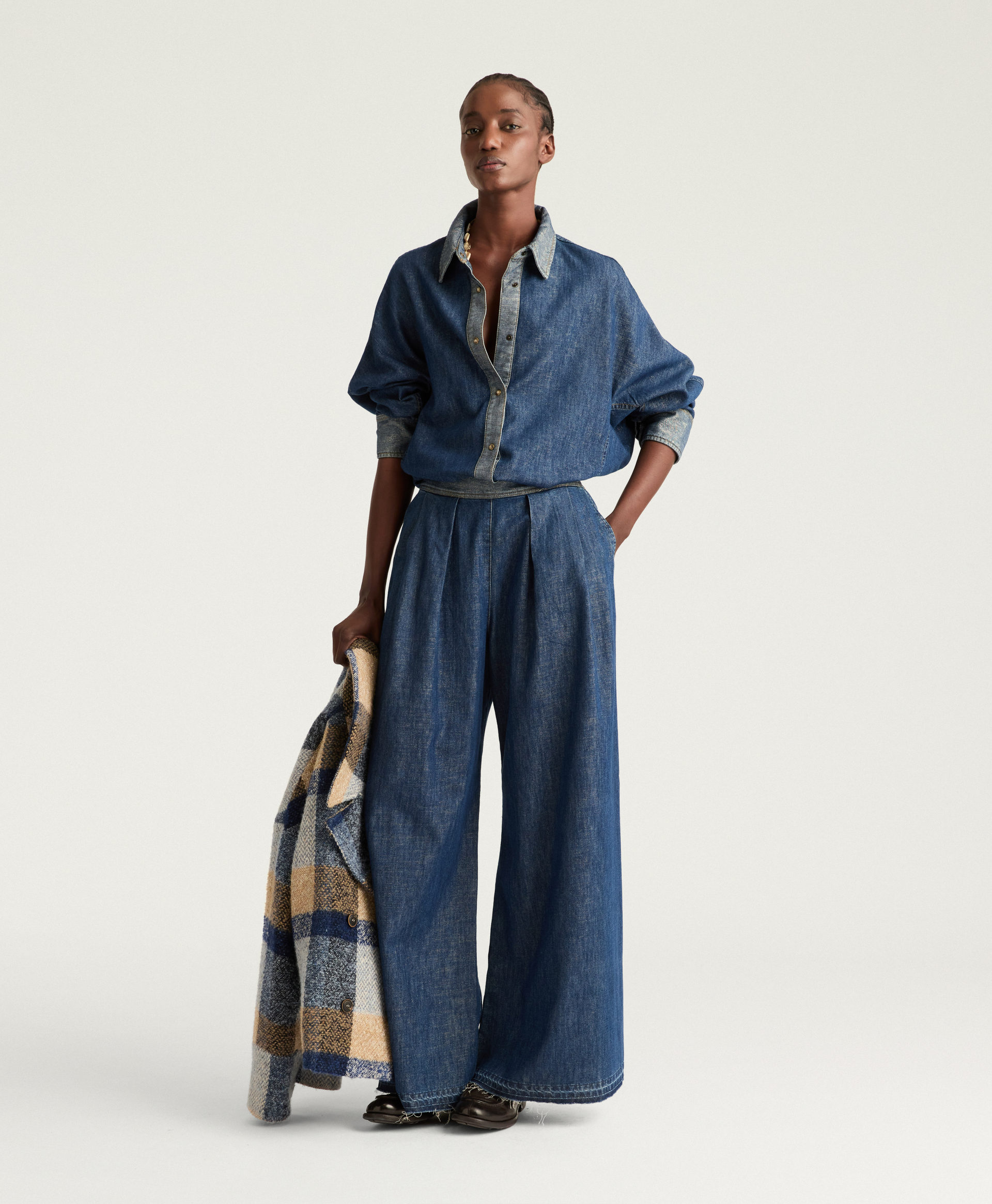 ASPEN PANTS IN LAMINATED DENIM CHAMBRAY - BLUE/GOLD - Momonì