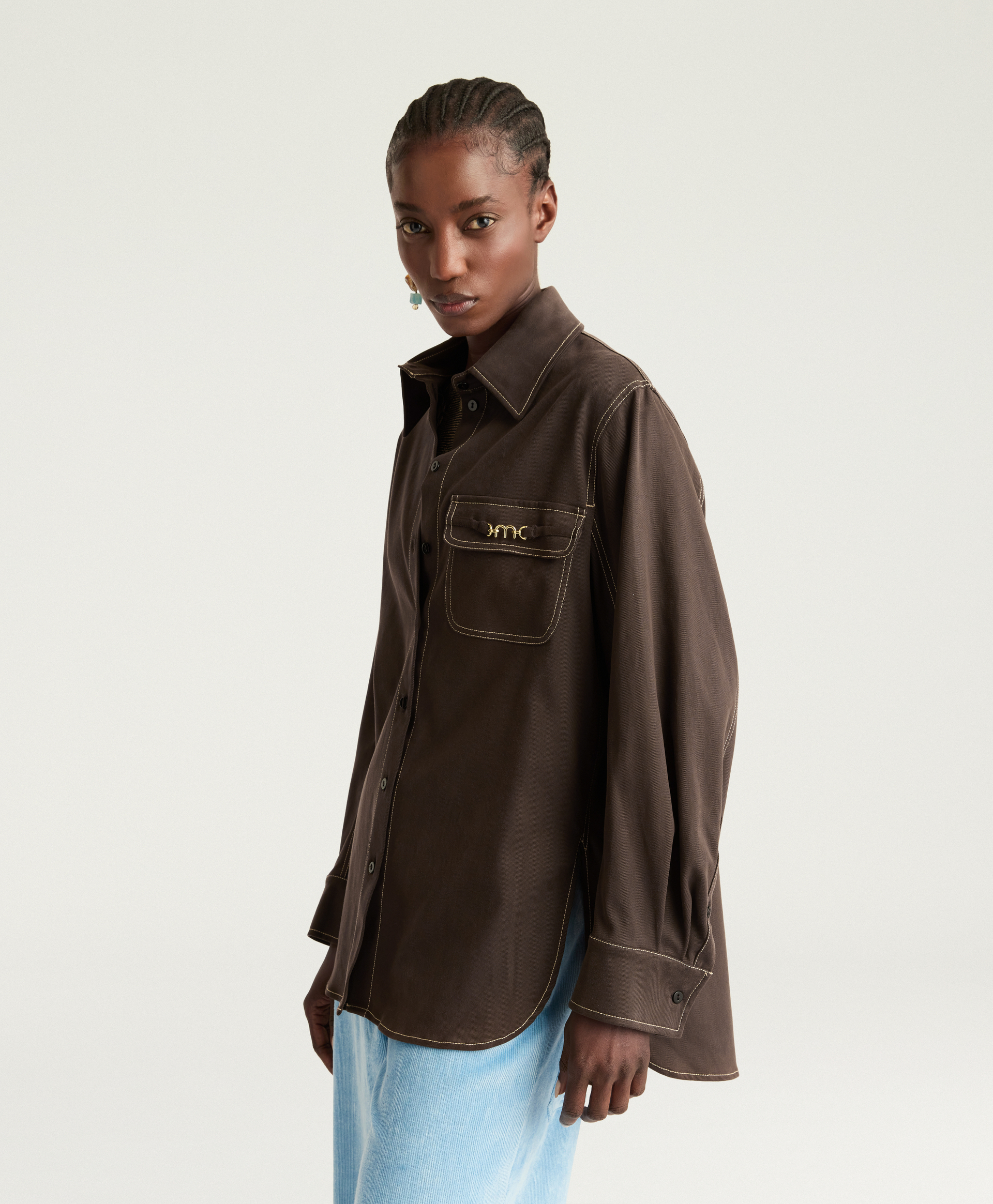 CAMISA MARK BIS DE GABARDINA STRETCH - MARRÓN OSCURO - Momonì
