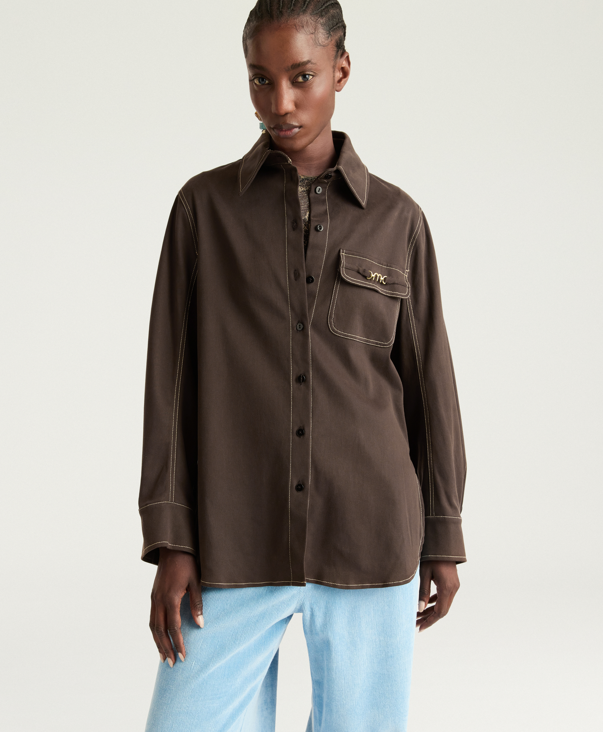 CAMISA MARK BIS DE GABARDINA STRETCH - MARRÓN OSCURO - Momonì