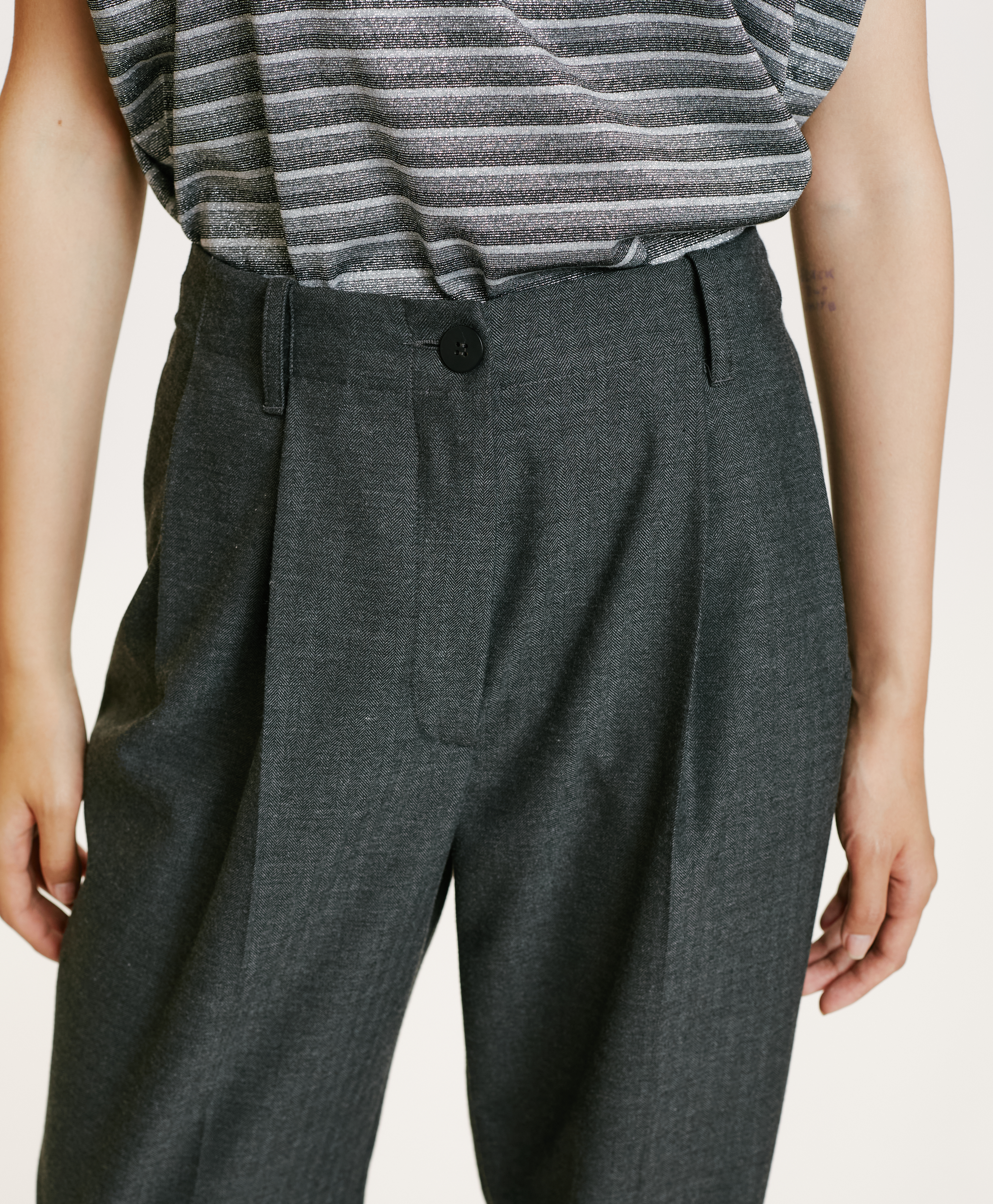 SORAI PANTS IN STRETCH CHEVRON VISCOSE WOOL - CHARCOAL GRAY - Momonì